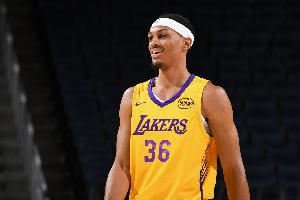 效率颇高！贝兹利上半场4投3中&三分1中1 拿下7分6板2助1帽